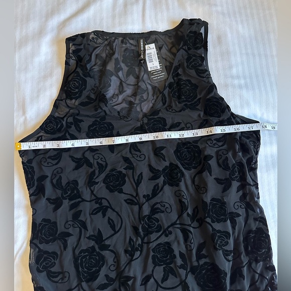 NWT Torrid Black Mesh Floral Flocked V-Neck Bodysuit - Picture 4 of 5